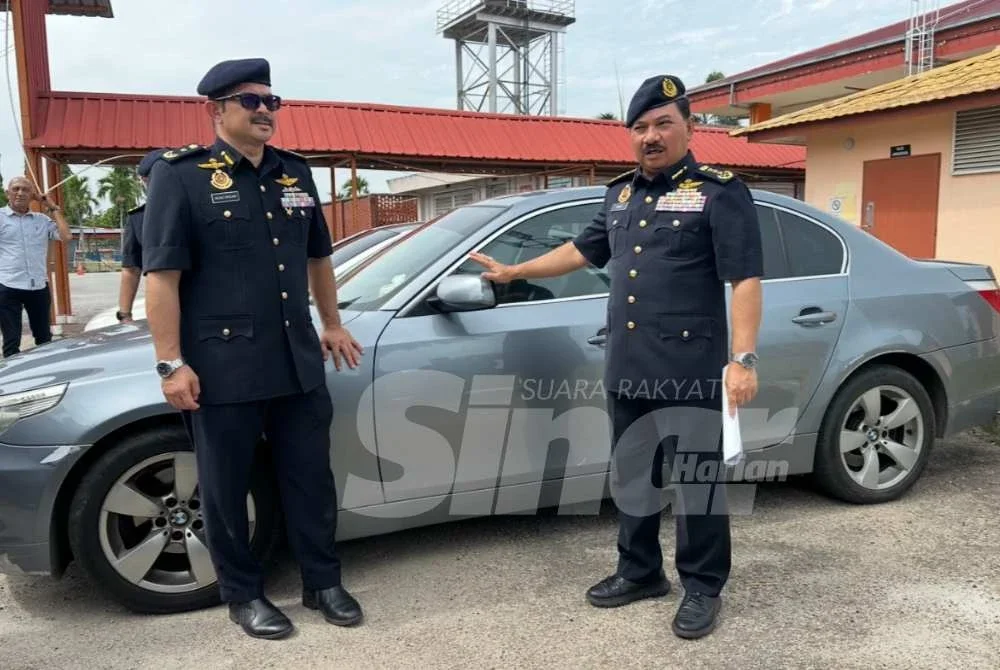Muhammad Kifli (kanan) menunjukkan BMW yang disita dan ditempatkan di Pejabat JPJ negeri Kelantan. Foto SINAR HARIAN / ADILA SHARINNI WAHID