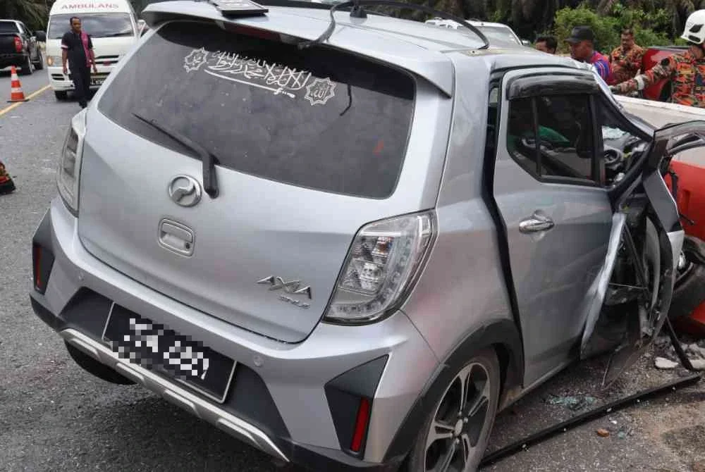 Seorang wanita maut selepas kereta Perodua Axia dipandunya dipercayai bertembung dengan sebuah lori 10 tan yang membawa muatan sabut kelapa di Kilometer 40, Jalan Gua Musang-Kuala Krai, Gua Musang pada Ahad.