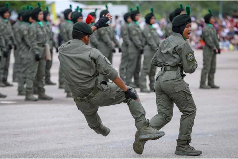 Gelagat pelatih Agensi Kawalan dan Perlindungan Sempadan Malaysia (AKPS) membuat persembahan pada Majlis Tamat Latihan Kursus Asas Pegawai AKPS Siri 1/2026 di Pusat Latihan Polis (PULAPOL) Segamat.