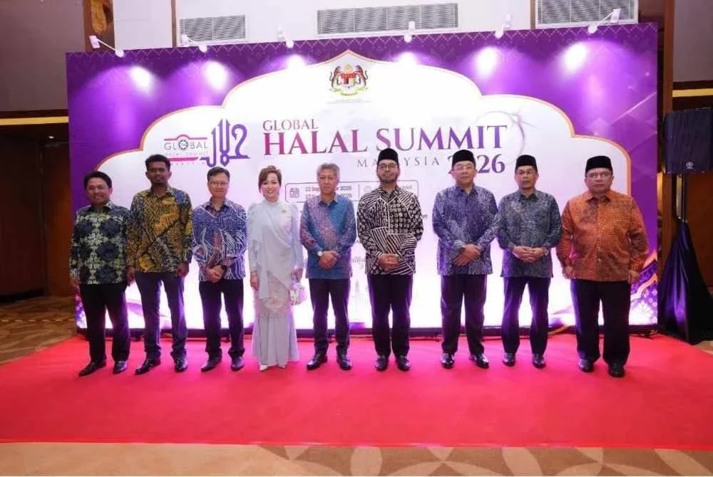 Dr Zulkifli (empat dari kanan) bersama tetamu kenamaan sempena Global Halal Summit Malaysia di Putrajaya baru-baru ini.