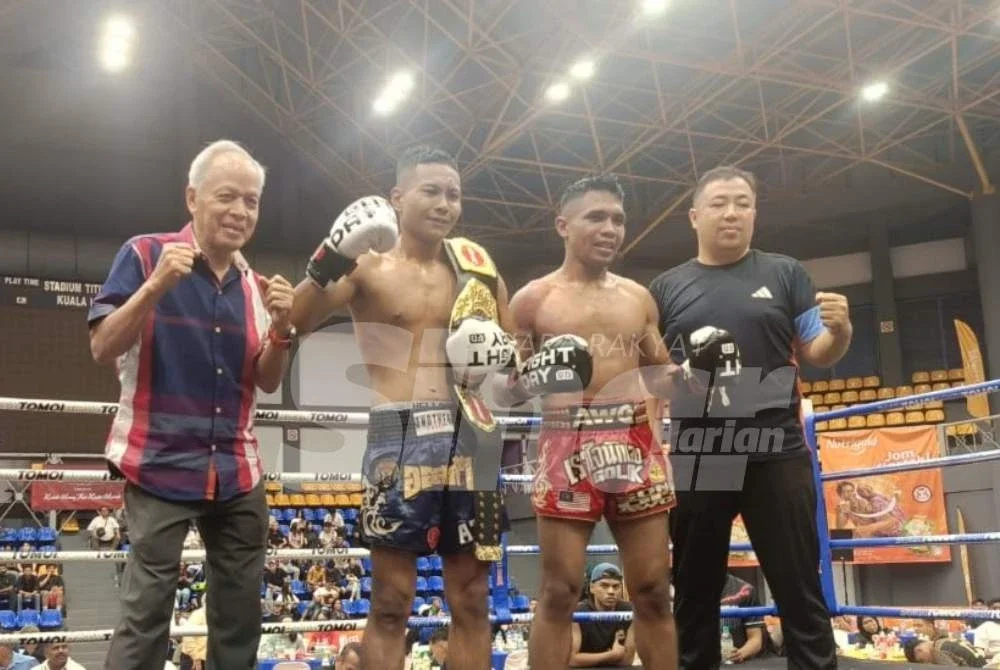 Muhammad Nasir (kiri) bersama Muhammad Atiqullah (dua dari kiri) yang mengungguli Tali Pinggang Sinar Harian pada kejohanan Kuda Merah International Muaythai Challenge 2026 Super Championship pada Ahad.