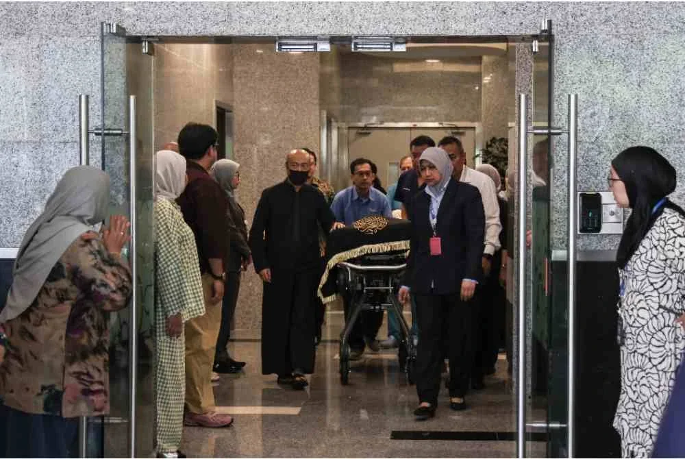 Datuk Seri Mukhriz Mahathir mengiringi jenazah ibunya Tun Dr Hasmah Mohd Ali di Institut Jantung Negara (IJN) hari ini. - Bernama