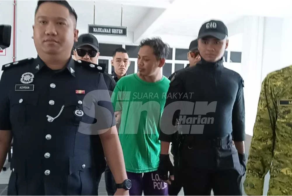 Abadi (tengah) dibawa ke Mahkamah Majistret Kota Tinggi pada Isnin.