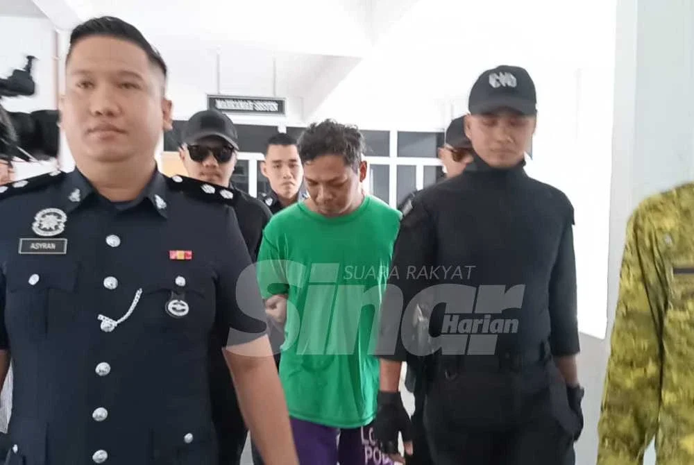 Abadi (tengah) dibawa ke Mahkamah Majistret Kota Tinggi pada Isnin.