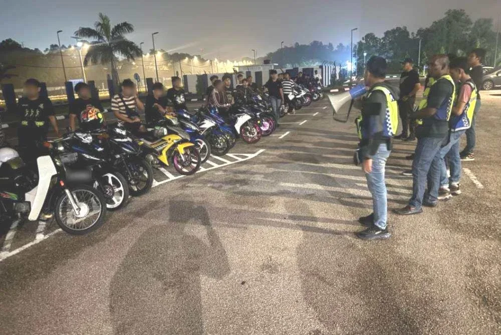 Polis menahan 57 individu termasuk remaja 15 tahun dalam operasi membanteras lumba haram di Plaza Tol Lima Kedai. Foto IPD Iskandar Puteri