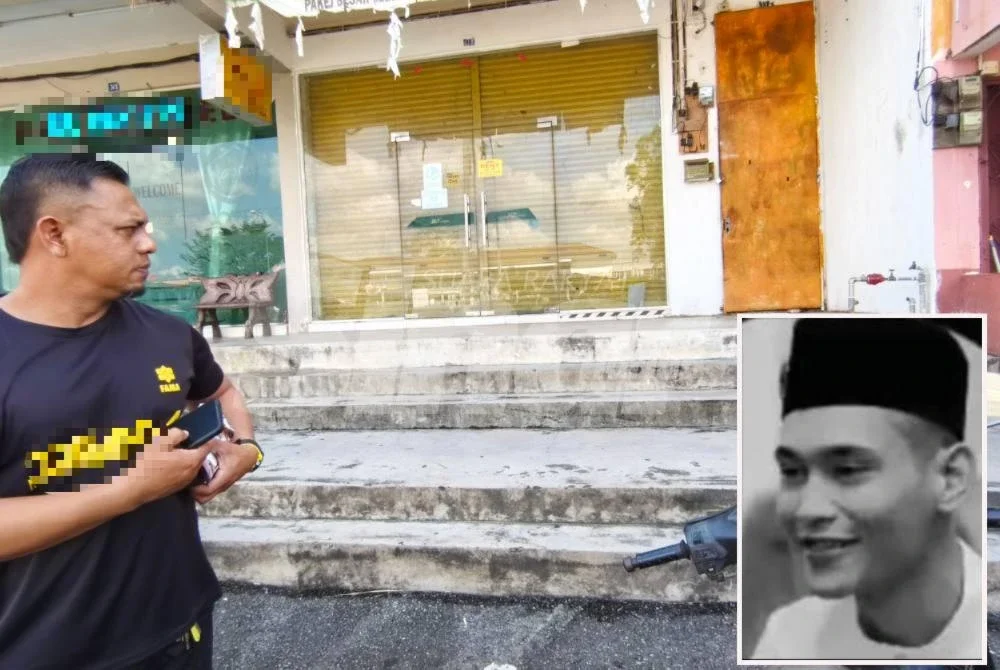 Azize menunjukkan lokasi Allahyarham Nik Muhamad Adha (gambar kecil) digigit anjing.