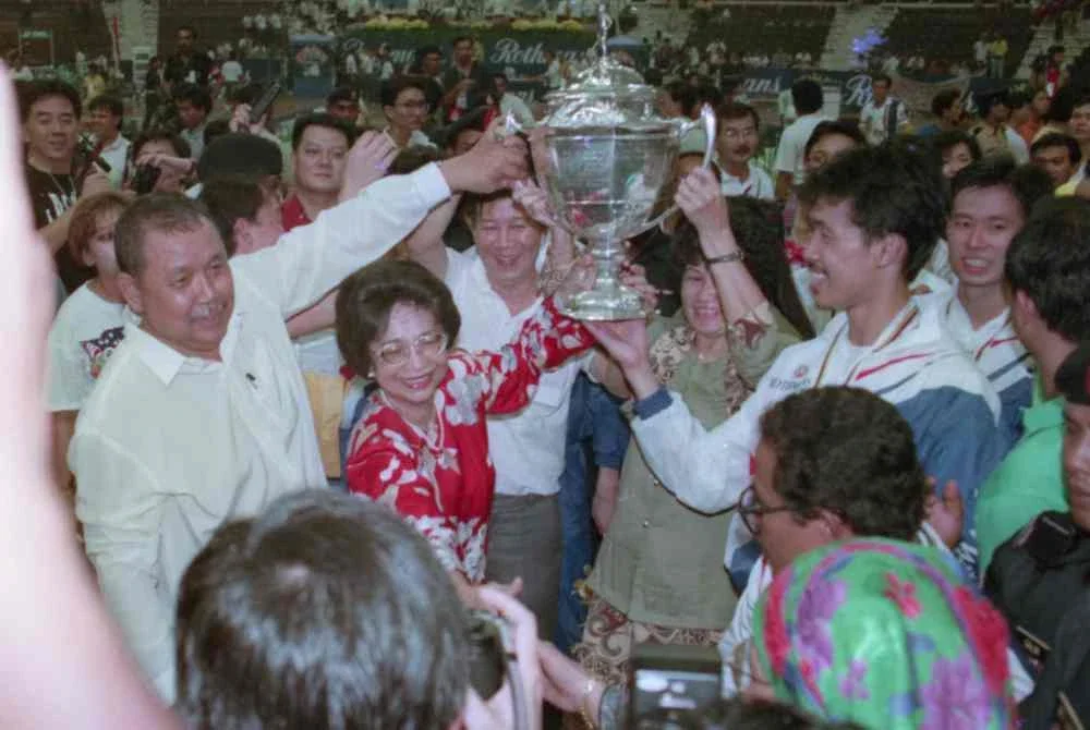 Penaung Persatuan Badminton Malaysia (BAM) Datin Seri Dr Siti Hasmah Mohamad Ali bersama pasukan badminton Malaysia yang menjuarai Piala Thomas 1992 di laman sendiri. - Bernama