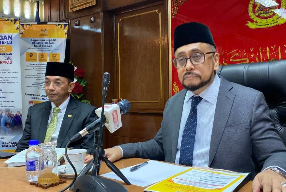 Tengku Mohamed Faziharudean (kanan) semasa sidang akhbar di Istana Balai Besar di Kota Bharu pada Isnin.