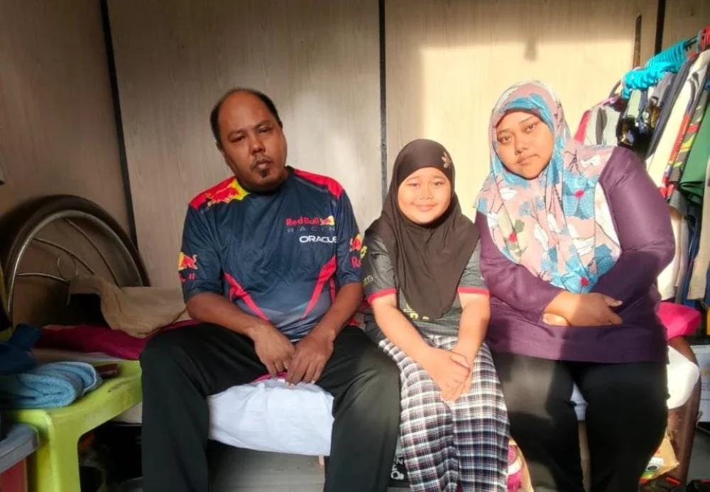 Alia Affila kini mengambil alih tugas sebagai ketua keluarga selepas Mohd Faizal tidak mampu bekerja akibat diserang strok sebanyak dua kali.