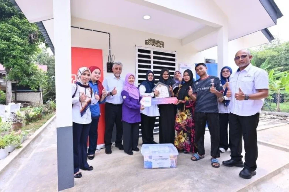 Presiden/Ketua Pegawai Eksekutif TNB, Datuk Ir. Ts. Shamsul bin Ahmad, bersama Pengurusan Tertinggi TNB menyerahkan kunci rumah baharu kepada Halijah Yusoff menerusi Projek Baiti Jannati (PBJ) Kedah 2026.