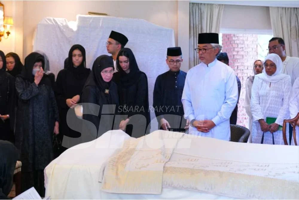 Sultan Pahang, Al-Sultan Abdullah Ri'ayatuddin Al-Mustafa Billah Shah dan Tengku Ampuan Pahang Tunku Azizah Aminah Maimunah Iskandariah berkenan memberikan penghormatan terakhir buat Allahyarham Tun Dr Hasmah Mohd Ali.