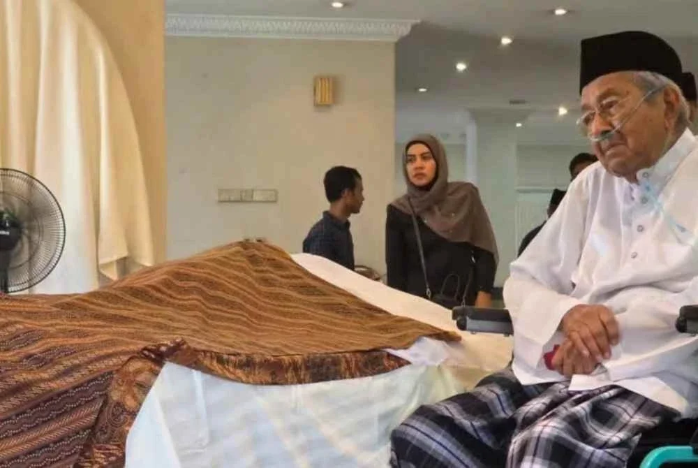 Muqharabbin turut memuat naik gambar Tun Mahathir bersama kenyataannya di laman sosial.