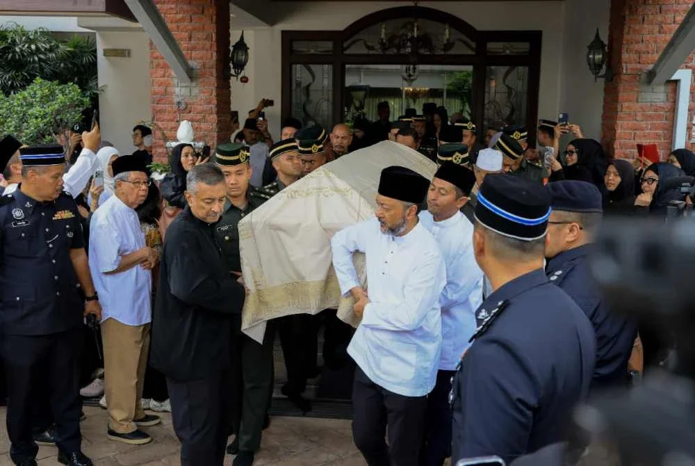 Jenazah Allahyarham Tun Dr Hasmah dibawa ke Masjid As-Syarif, Taman Sungai Besi Indah untuk disembahyangkan selepas solat Asar. Foto Bernama