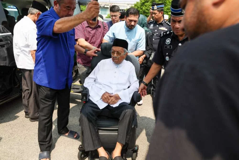 Tun Dr Mahathir tiba di Masjid As-Syarif, Taman Sungai Besi Indah bagi pengurusan jenazah dan penghormatan terakhir isterinya. Foto Bernama