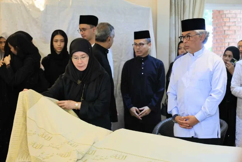 Al-Sultan Abdullah bersama Tunku Azizah berangkat memberi penghormatan terakhir kepada Allahyarham Tun Dr Hasmah di kediaman Tun Dr Mahathir pada Isnin. Foto Bernama