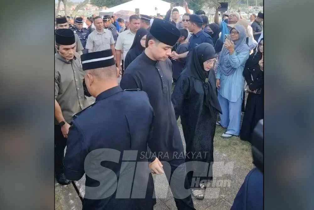 Tunku Azizah diiring Tengku Hasanal hadir di Pusara Negara, Presint 20, Putrajaya pada Isnin.
