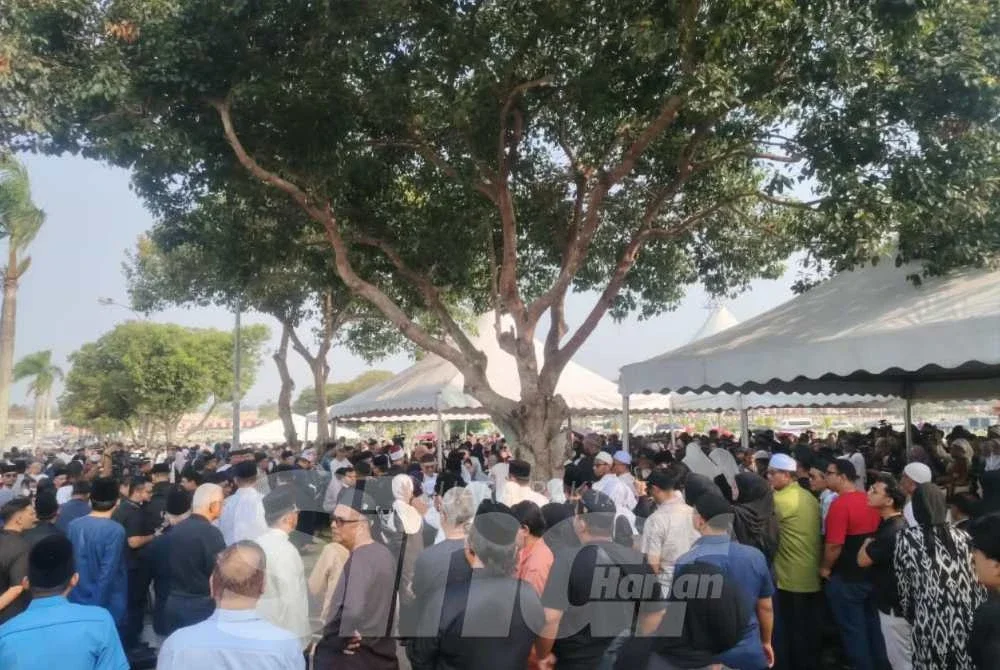 Orang ramai memenuhi Pusara Negara bagi memberi penghormatan terakhir kepada Allahyarham Dr Hasmah.