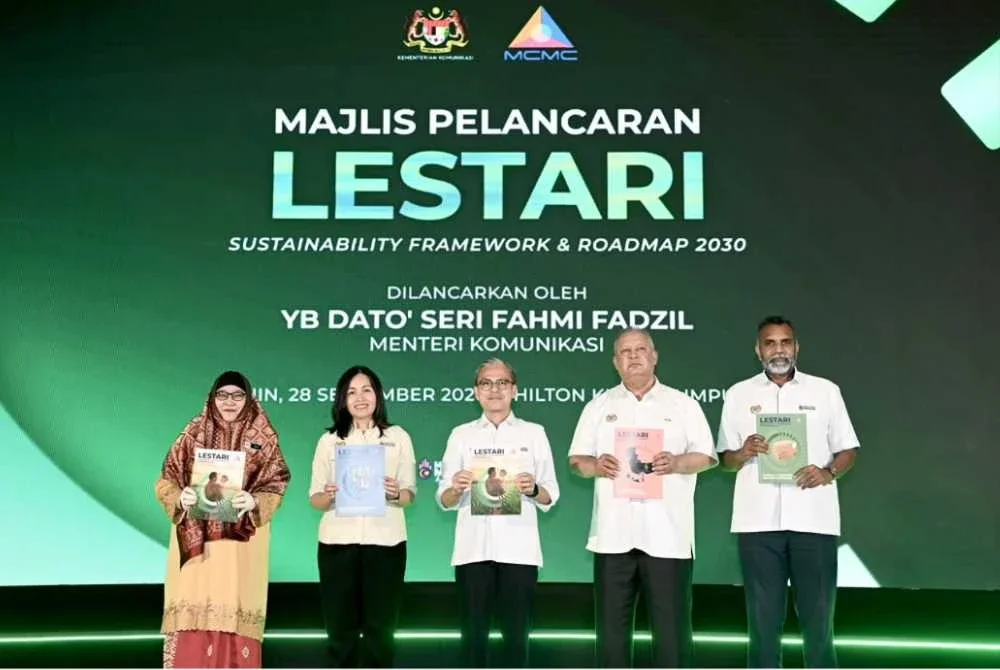 Fahmi Fadzil (tengah) menyempurnakan pelancaran LESTARI: Rangka Kerja dan Pelan Hala Tuju Kelestarian 2030
