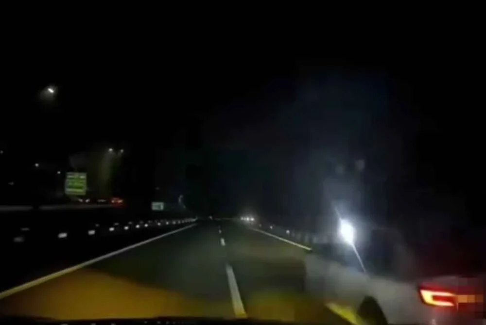 Tangkap layar video tular dua kenderaan dipandu secara berbahaya di Lebuhraya Utara-Selatan (PLUS) arah selatan dekat Muar.