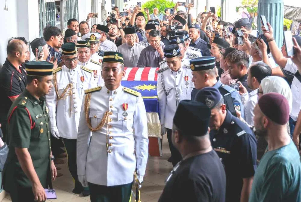 Jenazah Allahyarhamah Tun Dr Hasmah dibawa keluar dari Masjid As-Syarif sebelum dikebumikan di Pusara Negara, Presint 20, Putrajaya pada Isnin. Foto Bernama