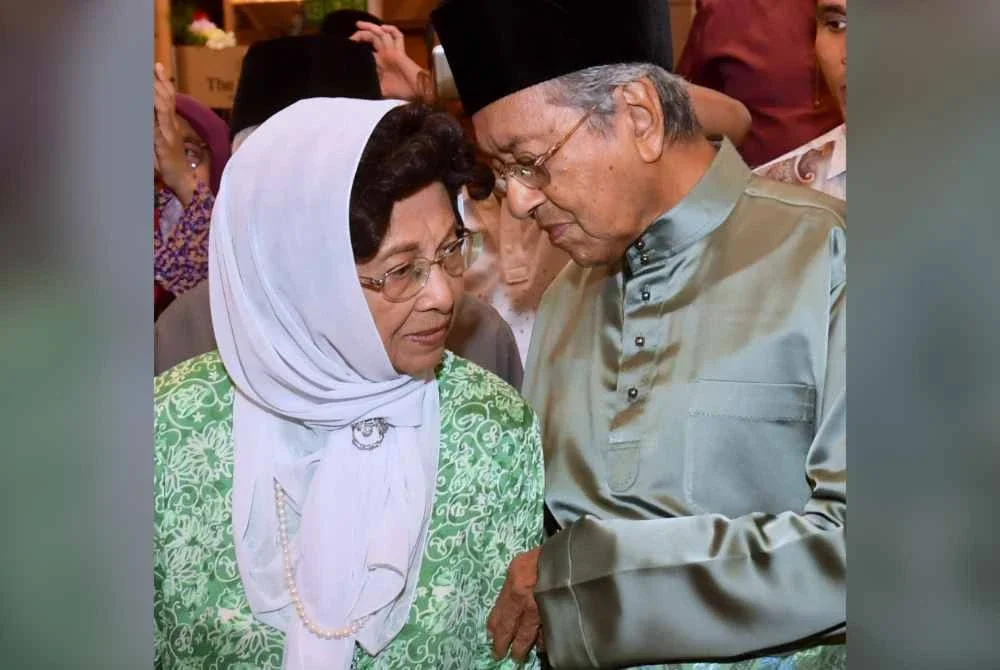 Dr Mahathir bersama Dr Hasmah pada majlis Iftar PERKIM. Gambar fail Bernama