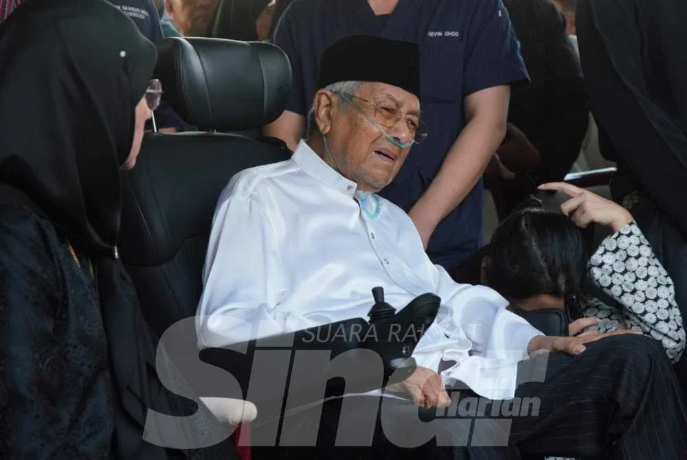 Tun Dr Mahathir Mohamad mengalirkan air mata ketika istiadat pengebumian Tun Dr Hasmah. Foto: ROSLI TALIB