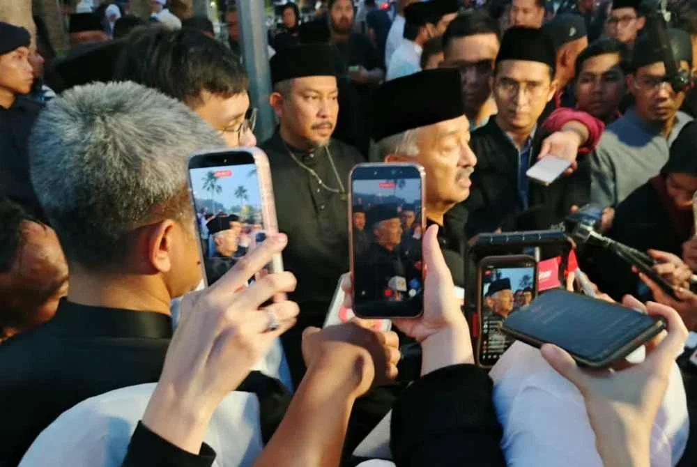 Mokhzani ketika ditemui pemberita selepas istiadat pengebumian Allahyarham Tun Dr Hasmah di Pusara Negara, Presint 20, Putrajaya pada Isnin.