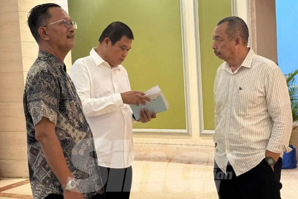 Mohammad Hishamuddin (kiri) dan Mohammad Ali di lobi hotel.
