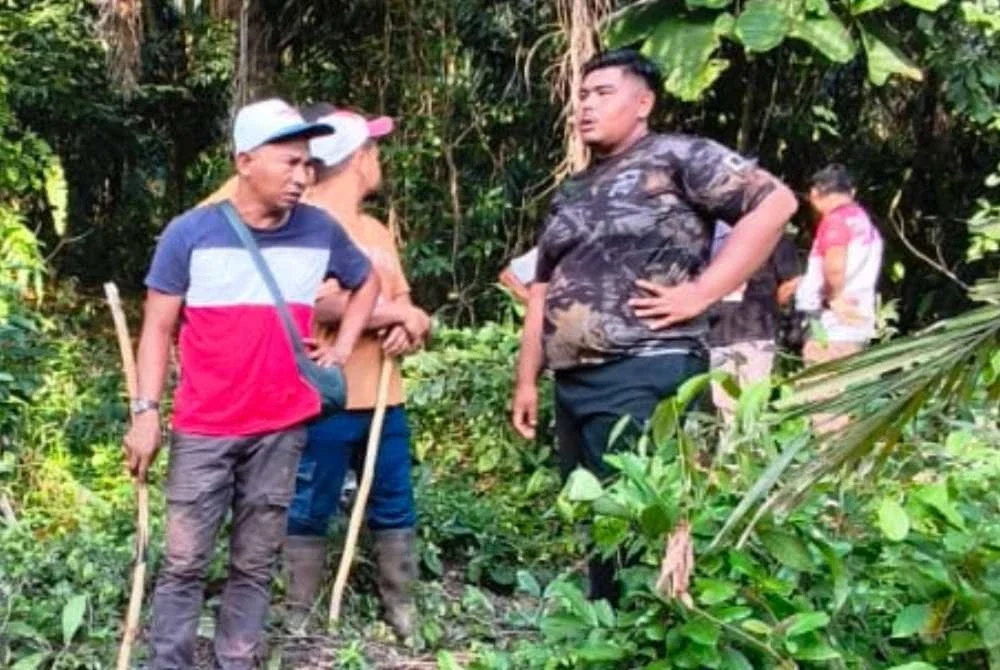 Operasi mencari dan menyelamat turut melibatkan penduduk kampung. Foto JBPM Perak
