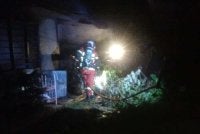 Anggota bomba BBP Raub bertungkus-lumus mengawal dan memadamkan kebakaran yang melibatkan sebuah rumah separuh kekal di Kampung Kuala Dong, Raub. Foto: Bomba Pahang