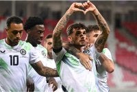 Parrott menunjukkan simbol hati selepas menjaringkan gol pertama menentang Israel. Foto: AFP