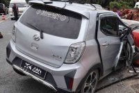 Seorang wanita maut selepas kereta Perodua Axia dipandunya dipercayai bertembung dengan sebuah lori 10 tan yang membawa muatan sabut kelapa di Kilometer 40, Jalan Gua Musang-Kuala Krai, Gua Musang pada Ahad.