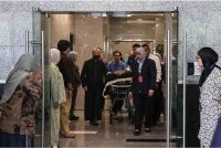 Datuk Seri Mukhriz Mahathir mengiringi jenazah ibunya Tun Dr Hasmah Mohd Ali di Institut Jantung Negara (IJN) hari ini. - Bernama