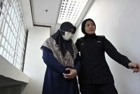 Tertuduh (kiri) mengaku tidak bersalah di Mahkamah Sesyen Ipoh pada Isnin atas tiga pertuduhan melakukan amang seksual terhadap seorang pelajar lelaki berusia 16 tahun.