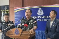 Jauteh (tengah) dalam sidang akhbar di IPK Sabah, Kota Kinabalu.