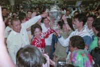 Penaung Persatuan Badminton Malaysia (BAM) Datin Seri Dr Siti Hasmah Mohamad Ali bersama pasukan badminton Malaysia yang menjuarai Piala Thomas 1992 di laman sendiri. - Bernama