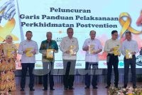 Dzulkefly (tengah) bersama tetamu jemputan menunjukkan buku Garis Panduan Pelaksanaan Perkhidmatan Postvention selepas menyempurnakan Majlis Perasmian Hari Pencegahan Bunuh Diri Sedunia Peringkat Kebangsaan 2026 di Dewan Utama Kolej Poly-Tech Mara Ipoh, pada Isnin.