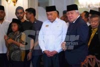 Ahmad Zahid hadir menziarahi jenazah Allahyarham Dr Hasmah di The Mines Residence, Seri Kembangan pada Isnin. Foto SINAR HARIAN-MOHD HALIM ABDUL WAHID