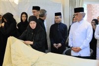 Al-Sultan Abdullah bersama Tunku Azizah berangkat memberi penghormatan terakhir kepada Allahyarham Tun Dr Hasmah di kediaman Tun Dr Mahathir pada Isnin. Foto Bernama