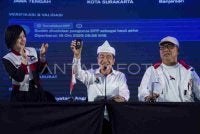Jokowi (tengah) bangga menunjukkan kad keahlian beliau kepada umum. - Foto Agensi
