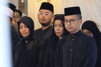 Fahmi memberi penghormatan terakhir kepada Allahyarham Tun Dr Hasmah di kediaman Tun Dr Mahathir pada Isnin. Foto Bernama