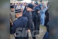 Tunku Azizah diiring Tengku Hasanal hadir di Pusara Negara, Presint 20, Putrajaya pada Isnin.