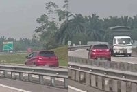 Polis mengesan pemandu Perodua Myvi merah selepas kenderaan itu dipandu melawan arus di KM3.4 Lebuhraya Senai-Desaru (SDE) dekat Kulai.