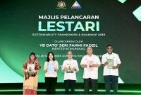 Fahmi Fadzil (tengah) menyempurnakan pelancaran LESTARI: Rangka Kerja dan Pelan Hala Tuju Kelestarian 2030