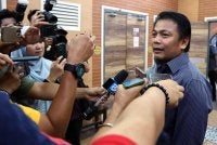 Mohd Asna ketika ditemui pemberita selepas dirakam percakapan oleh pasukan Bukit Aman berhubung kemelut semasa Negeri Sembilan di Menara MAINS pada Isnin. Foto Bernama