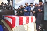 Pengerusi Jawatankuasa Iklan IKIM, Datuk Ahamed Basheer Mohd Hussin (tengah) mengetuai solat jenazah Allahyarhamah Tun Dr Hasmah sebelum dikebumikan di Pusara Negara, Presint 20, Putrajaya pada Isnin. Foto Bernama