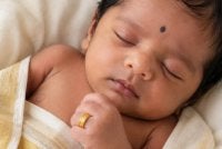 Bayi yang dilahirkan di kemudahan kesihatan awam di Tamil Nadu layak menerima sebentuk cincin emas seberat satu gram bernilai RM584. Foto: Agensi