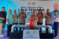 Saarani (empat dari kanan) menyempurnakan gimik perasmian Loji Tenaga Boleh Diperbaharui Biogas 2MW, Tapak Pelupusan Sanitari Lahat pada Isnin.