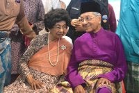 Dr Mahathir bersama isterinya, Dr Hasmah pada Rumah Terbuka Aidilfitri Perdana Menteri dan Jemaah Menteri di Kompleks Seri Perdana. Gambar fail Bernama