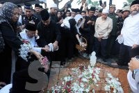 Suasana pilu menyelubungi Pusara Negara ketika istiadat pengebumian Tun Dr Hasmah pada Isnin. Foto: ROSLI TALIB
